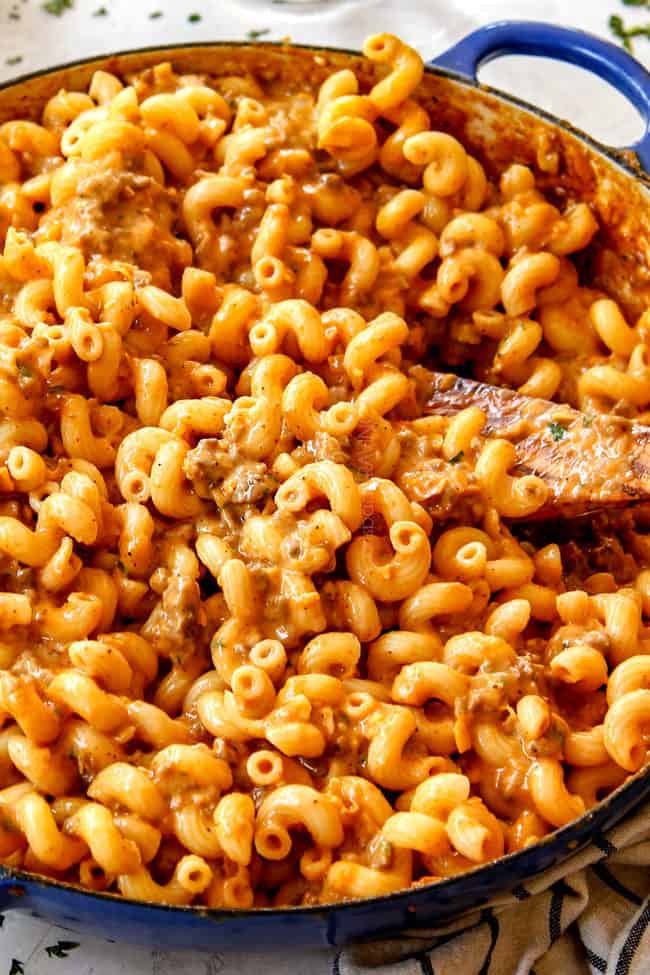 up close of creamy buffalo mac and cheese