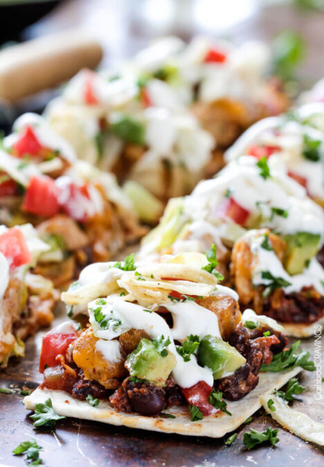 Chipotle Ranch Chicken Taco Flatbread Pizza is one of the BEST pizzas you will ever make and takes minutes to whip up! #tacopizza #flatbreadpizza