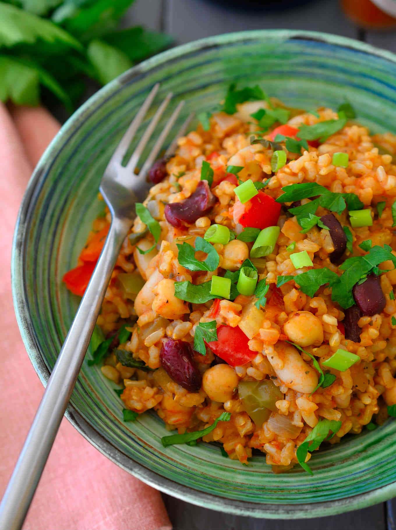 Are you looking for meatless Monday recipes? Here are healthy meatless meals for dinner, crockpot, they're easy ideas, and some great vegan ideas as well!