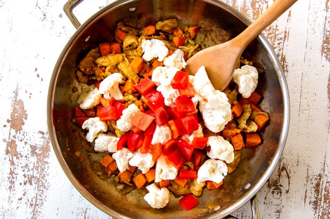 showing how to make green curry recipe by adding bell peppers and cauliflower