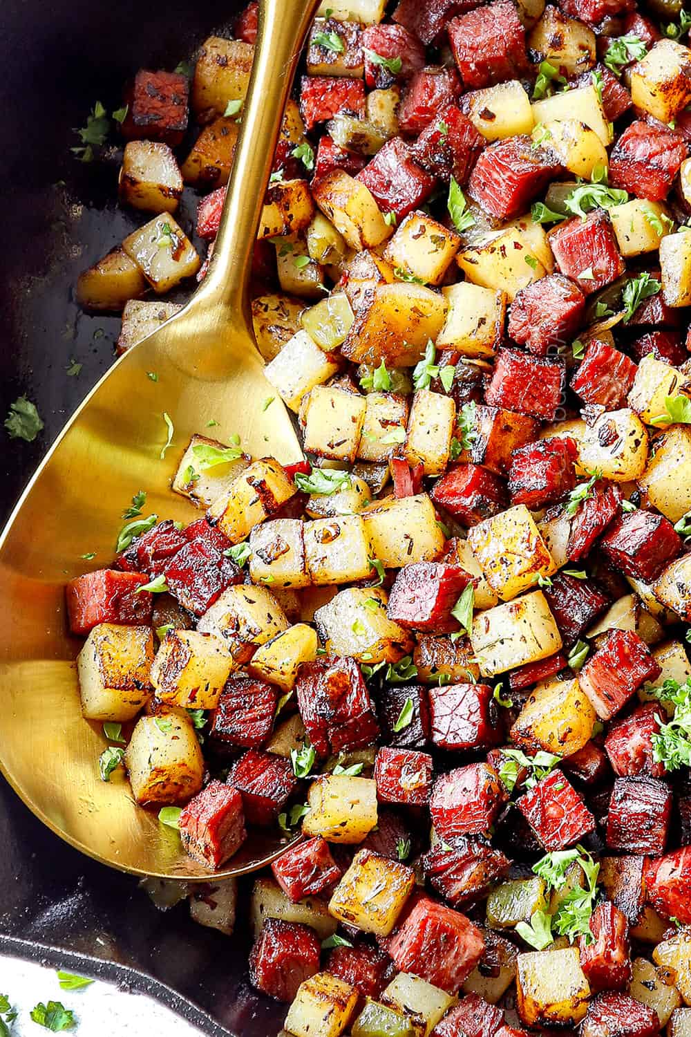 up close of coned beef hash recipe showing how crispy the potatoes are